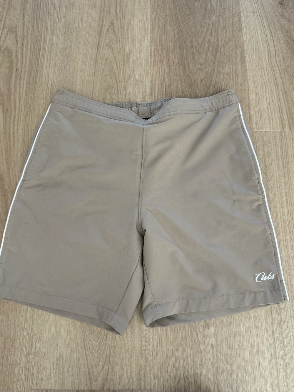 Men’s Cuts Athletic Shorts — Taupe with White Trim Size XL